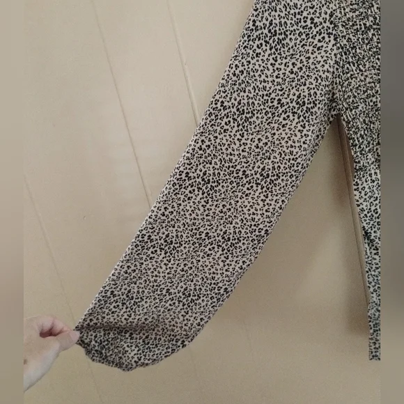 Urban Romantics smocked babydoll style long sleeve, size M, leopard print, rayon - Picture 2 of 5